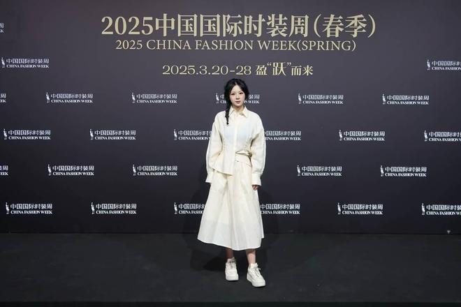 国国际时装周—九野拾遗×梁燕开元棋牌狗熊娱乐演员闪现中(图2)