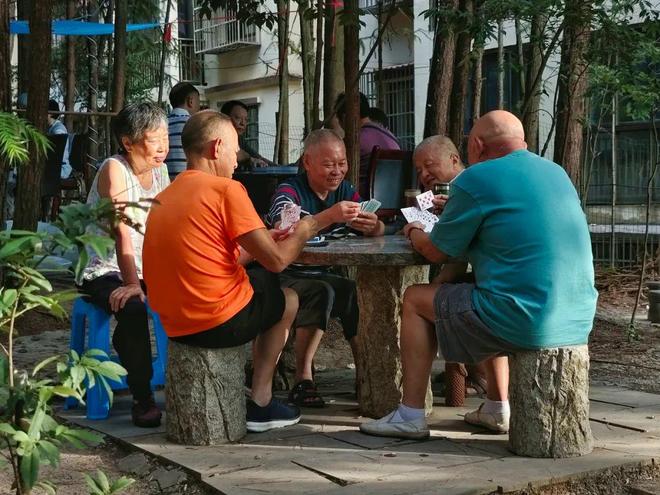 人或许比00后还会玩开元棋牌现在的退休老